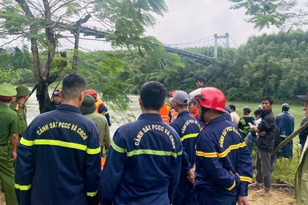 Lực lượng các đơn vị và phương tiện được huy động để tìm kiếm 2 nạn nhân mất tích trên sông.