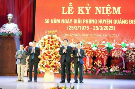 Đồng chí Phó Bí thư Thường trực Thành ủy Huế Phạm Đức Tiến (thứ 2 bên phải) tặng hoa chúc mừng Đảng bộ, chính quyền, quân và dân Quảng Điền tại lễ kỷ niệm.
