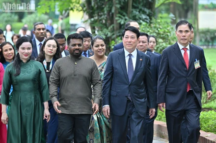 Chủ tịch nước Lương Cường và Tổng thống Sri Lanka Anura Kumara Dissanayaka thăm Khu di tích Chủ tịch Hồ Chí Minh. (Ảnh: THUỶ NGUYÊN)