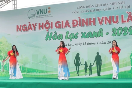 Hoạt động văn hóa văn nghệ tại ngày hội.