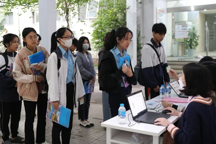 Thí sinh làm thủ tục dự thi Đánh giá năng lực của Đại học Quốc gia Hà Nội.