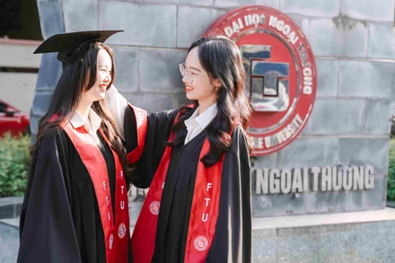 Sinh viên Trường đại học Ngoại thương trong ngày tốt nghiệp.