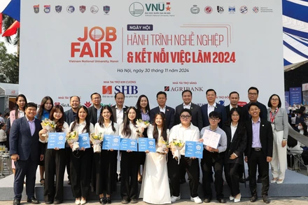 Lãnh đạo Đại học Quốc gia Hà Nội, đơn vị tuyển dụng và sinh viên tại ngày hội.