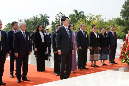 Chủ tịch nước Lương Cường và Đoàn đại biểu cấp cao Việt Nam dâng hoa tưởng nhớ Chủ tịch Kaysone Phomvihane.