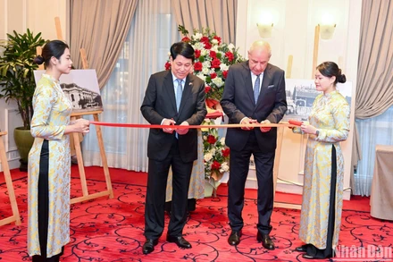 Chủ tịch nước Lương Cường và Tổng thống Hungary cắt băng khai mạc triển lãm.