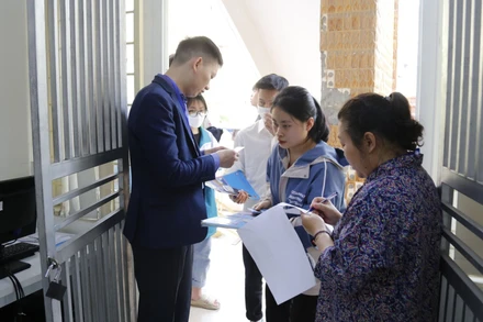 Thí sinh làm thủ tục dự thi đánh giá năng lực năm 2024 của Đại học Quốc gia Hà Nội. 