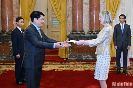 Đại sứ Australia trình Quốc thư lên Chủ tịch nước.