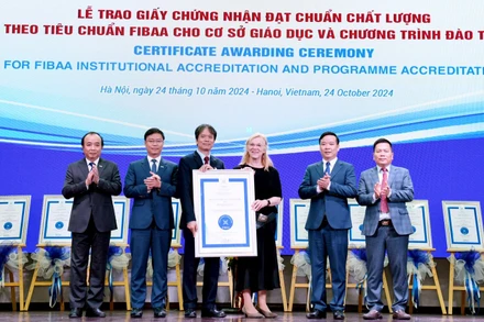 Tổng giám đốc FIBAA, Diane Freiberger trao Chứng nhận đạt chuẩn chất lượng cho Trường đại học Kinh tế quốc dân.