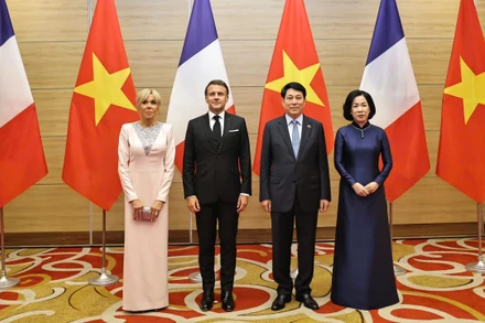 Chủ tịch nước Lương Cường cùng Phu nhân và Tổng thống Pháp cùng Phu nhân tại buổi chiêu đãi.