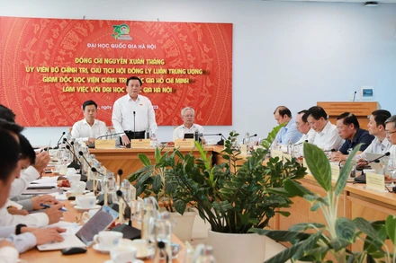 Đồng chí Nguyễn Xuân Thắng phát biểu ý kiến tại buổi làm việc.