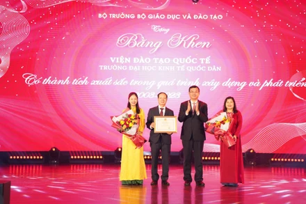 Thứ trưởng Giáo dục và Đào tạo Nguyễn Văn Phúc trao Bằng khen cho Viện Đào tạo quốc tế