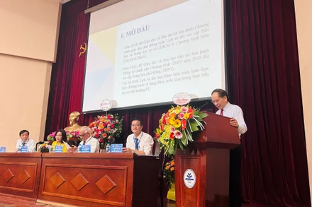 Đại biểu tham luận tại hội thảo.