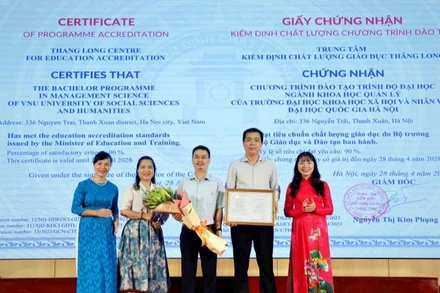 Trao giấy chứng nhận kiểm định chất lượng cho ngành Khoa học Quản lý.