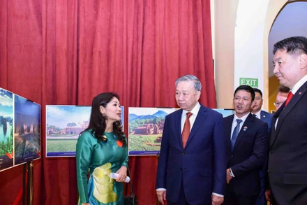 Tổng Bí thư, Chủ tịch nước Tô Lâm và Tổng thống Mông Cổ Ukhnaagiin Khurelsukh thăm không gian trưng bày giới thiệu văn hóa, du lịch Việt Nam; giới thiệu đất nước, con người Việt Nam.
