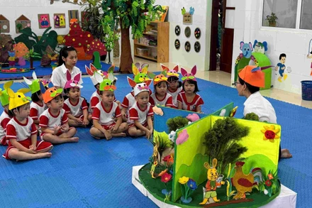 Học sinh Trường mầm non Hoàn Sơn 2 (huyện Tiên Du, Bắc Ninh) trong giờ kể chuyện. (Ảnh: THÚY QUỲNH)