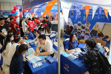 Hoạt động tư vấn tuyển sinh của Trường đại học Kinh tế Quốc dân.