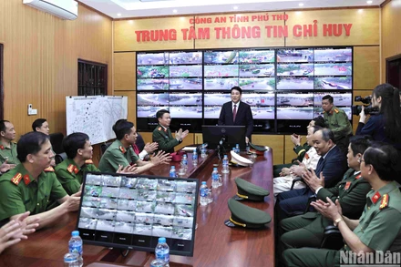 Chủ tịch nước Lương Cường thăm, động viên cán bộ, chiến sĩ công an Phú Thọ tại Trung tâm Thông tin chỉ huy, đặt tại Khu di tích lịch sử Đền Hùng. (Ảnh: NGỌC LONG)