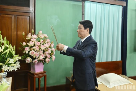 Chủ tịch nước dâng hương tưởng nhớ Chủ tịch Hồ Chí Minh.
