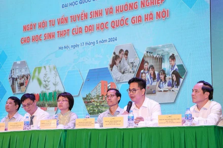 Cán bộ, giảng viên Đại học Quốc gia Hà Nội tư vấn, hướng nghiệp cho học sinh THPT.