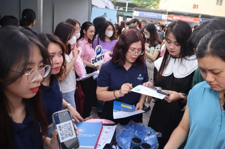 Nhà tuyển dụng giới thiệu cơ hội việc làm, vị trí tuyển dụng cho sinh viên.