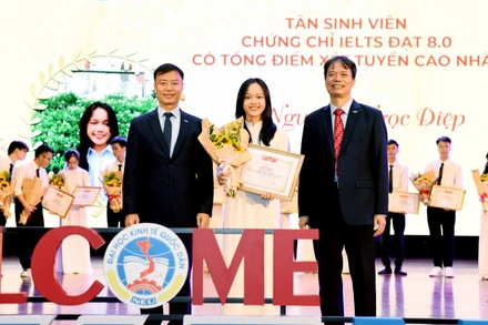Lãnh đạo Trường đại học Kinh tế Quốc dân trao thưởng cho các tân sinh viên có điểm xét tuyển đầu vào cao nhất năm 2023.
