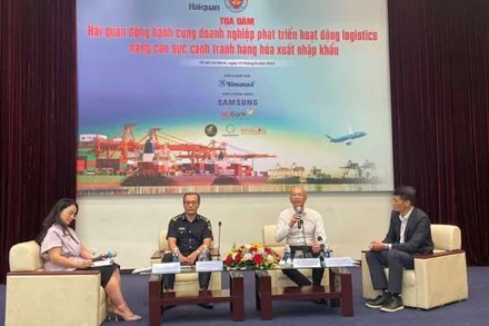 Các diễn giả tham gia Tọa đàm “Hải quan đồng hành cùng doanh nghiệp phát triển hoạt động logistics, nâng cao sức cạnh tranh hàng hóa xuất nhập khẩu”.