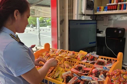 Đội Quản lý thị trường số 16 phát hiện nhiều sản phẩm là thực phẩm đóng gói sẵn không rõ nguồn gốc. Ảnh Cục Quản lý thị trường