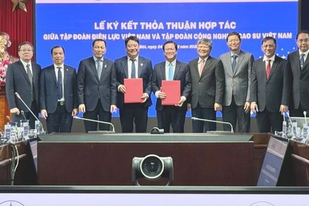 Lãnh đạo hai tập đoàn VRG và EVN trao biên bản ký kết thoả thuận hợp tác.