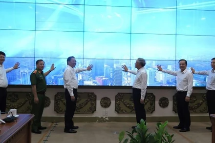 Các đại biểu thực hiện nghi thức ra mắt app Công dân số.