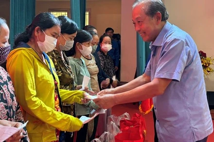 Nguyên Ủy viên Bộ Chính trị, nguyên Phó Thủ tướng Trương Hoà Bình trao quà Tết cho các hộ gia đình.