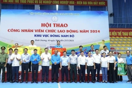 Các đội thi nhận cờ chụp ảnh lưu niệm cùng lãnh đạo Tập đoàn Công nghiệp Cao-su Việt Nam và Ban tổ chức.