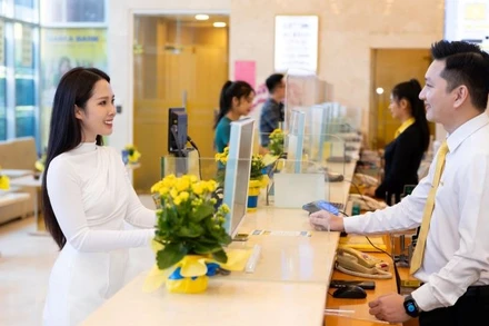 Khách hàng giao dịch tại Nam A Bank.