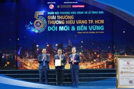 Đại diện lãnh đạo BMP nhận Giải thưởng Thương hiệu Vàng Thành phố Hồ Chí Minh năm 2025.