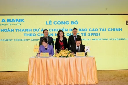 Đại diện Nam A Bank và EY Việt Nam ký kết hoàn thành dự án IFRS