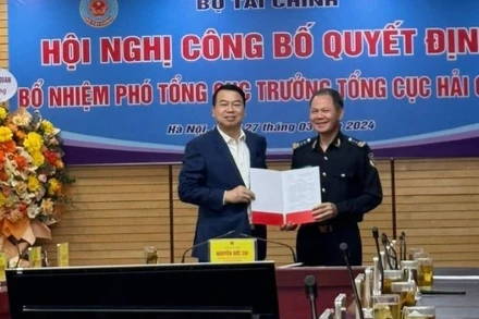 Lãnh đạo Bộ Tài chính trao Quyết định bổ nhiệm chức Phó Tổng cục trưởng Tổng cục Hải quan cho ông Đinh Ngọc Thắng.