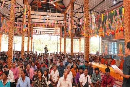 Lãnh đạo Công ty Cổ phần cao-su Chư Sê Kampong Thom chia sẻ thông tin với người dân địa phương tại buổi làm việc.