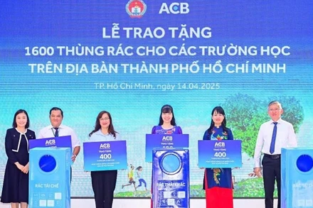 Lãnh đạo Sở Giáo dục và Đào tạo Thành phố Hồ Chí Minh và ACB trao tặng thùng rác phân loại cho các trường học. 