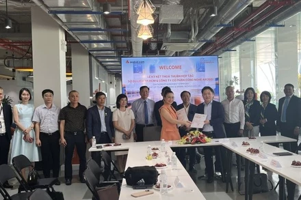 Lãnh đạo Sở Du lịch Thành phố Hồ Chí Minh và Arobid trao thỏa thuận hợp tác giữa hai bên.