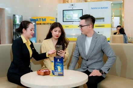 Khách hàng giao dịch tại Nam A Bank.