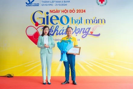 Đại diện Trung tâm Hiến máu Nhân đạo Thành phố Hồ Chí Minh tặng thư cảm ơn đến Nam A Bank.