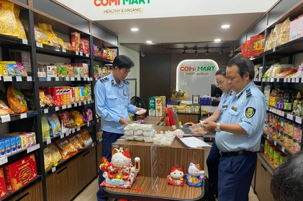 Lực lượng quản lý thị trường kiểm đếm bánh Trung thu không rõ nguồn gốc, xuất xứ.