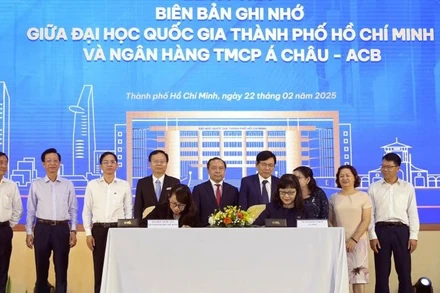 Đại diện lãnh đạo ACB và Đại học Quốc gia Thành phố Hồ Chí Minh ký kết Biên bản ghi nhớ hợp tác hỗ trợ tài chính cho sinh viên.