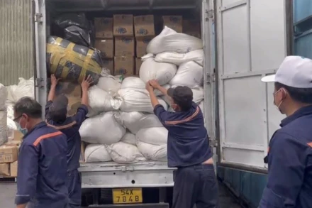 Lực lượng chức năng kiểm đếm hàng hóa vi phạm buộc tiêu hủy.