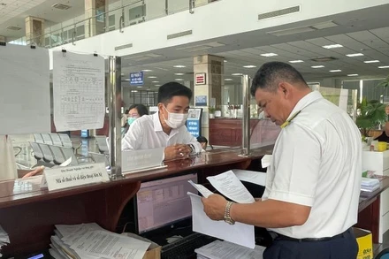 Người nộp thuế làm thủ tục thuế tại Cục Thuế Thành phố Hồ Chí Minh.