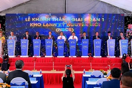 Các đại biểu thực hiện nghi thức khánh thành giai đoạn 1 Hệ thống kho lạnh NECS.