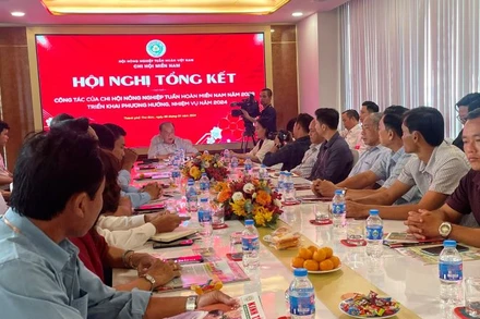 Các hội viên Chi hội nông nghiệp tuần hoàn miền nam nghe chia sẻ về cách thức triển khai hiệu quả nông nghiệp hữu cơ.