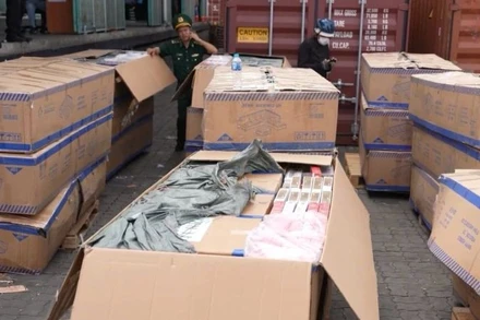 Lực lượng chức năng phát hiện nhiều thuốc lá trong lô hàng xuất khẩu của Công ty An Khang. (Ảnh: Chi cục Hải quan khu vực II cung cấp)