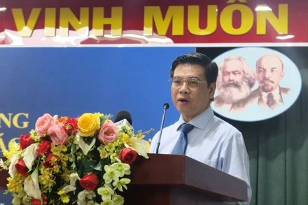 Phó Chủ tịch Ủy ban nhân dân Thành phố Hồ Chí Minh Nguyễn Văn Dũng phát biểu tại hội nghị.