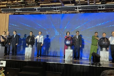 Các đại biểu thực hiện nghi thức khai mạc Tuần lễ Chuyển đổi số Thành phố Hồ Chí Minh năm 2024.