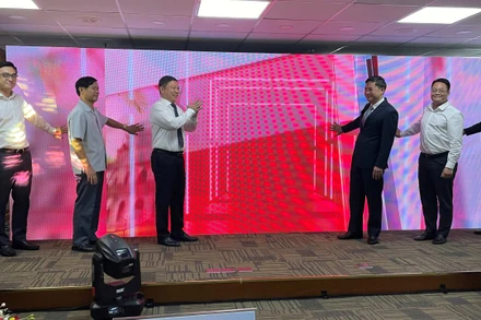 Lãnh đạo Ủy ban nhân dân thành phố Hà Nội, Thành phố Hồ Chí Minh và Đài Phát thanh-Truyền hình Hà Nội thực hiện nghi thức ra mắt Văn phòng đại diện tại Thành phố Hồ Chí Minh.